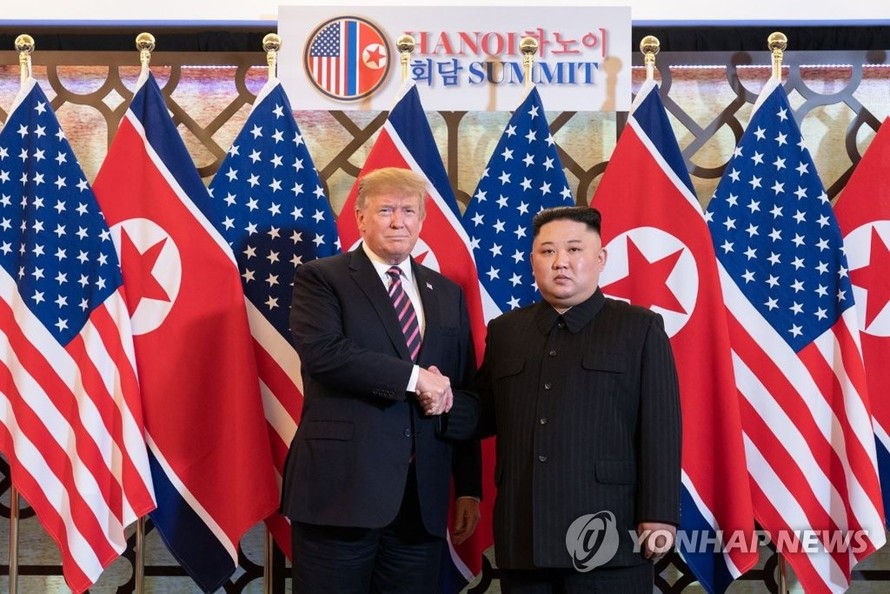 Tổng thống Mỹ Donald Trump và Chủ tịch Triều Tiên Kim Jong-un bắt tay tại hội nghị thượng đỉnh ngày 28/2 tại Hà Nội. Ảnh: Yonhap