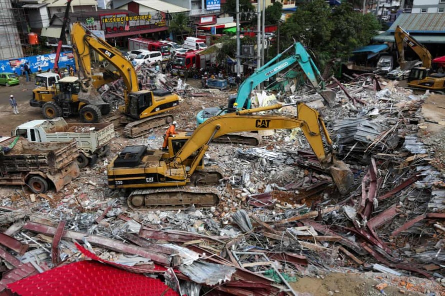 Hiện trường vụ sập nhà 7 tầng ở Campuchia. Ảnh: Getty