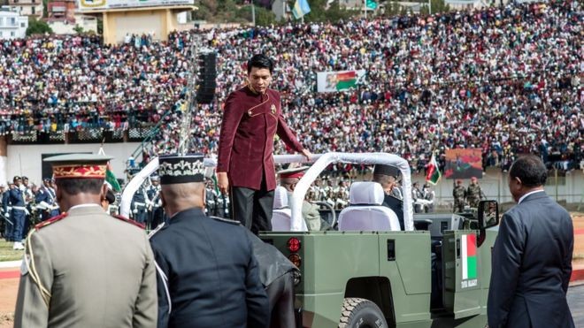 Tổng thống Madagascar - Andry Rajoelina tham dự lễ kỉ niệm Quốc khánh tại sân vận động Mahamasina hôm qua, 26/6, trước khi xảy ra vụ giẫm đạp kinh hoàng. Ảnh: EPA