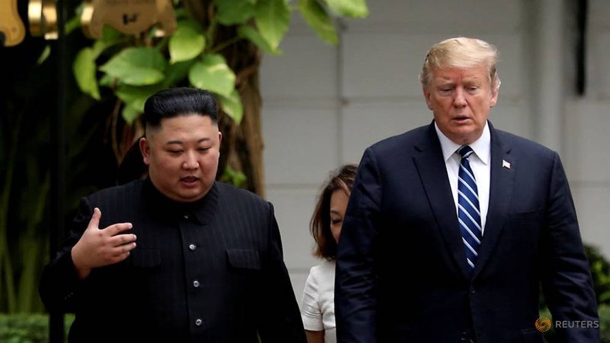 Tổng thống Trump và Chủ tịch Kim trò chuyện tại Hà Nội hồi tháng 2/2019. Ảnh: Reuters