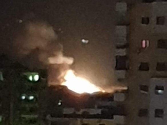 Nhiều tòa nhà bị hư hỏng trong trận không kích đêm 30/6. Ảnh: Twitter