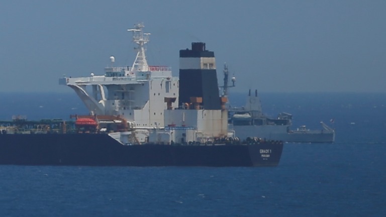 Tàu tuần tra của Hải quân Hoàng gia Anh canh giữ tàu Grace 1 của Iran bị nghi ngờ mang dầu thô đến Syria, khi tàu đang neo đậu tại vùng biển thuộc lãnh thổ Gibraltar. Ảnh: Reuters