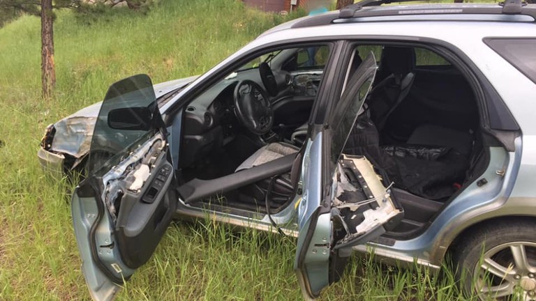 Chiếc xe hư hỏng nặng nề sau khi bị gấu "tấn công". Ảnh: Cảnh sát Boulder
