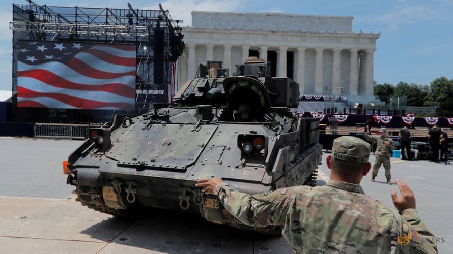 Xe chiến đấu Bradley vào vị trí tại lễ mừng Quốc khánh ở Đài kỉ niệm Lincoln (Washington, Mỹ). Ảnh: Reuters