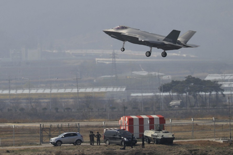 Máy bay tàng hình F-35A hạ cánh tại căn cứ Chungju (Hàn Quốc) hồi tháng 3/2019. Ảnh: Yonhap
