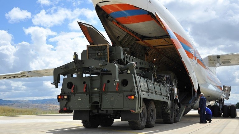 Linh kiện S-400 được đưa đến Nga hôm qua, 12/7. Ảnh: Bộ Quốc phòng Thổ Nhĩ Kỳ