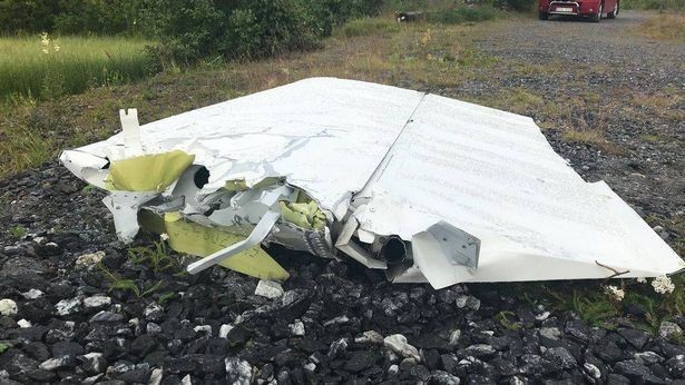 Mảnh vỡ máy bay dạt vào bờ sông Umea. Ảnh: EPA