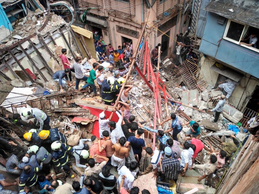 Hiện trường vụ sập nhà trưa 16/7 ở thủ đô Mumbai (Ấn Độ). Ảnh: Twitter