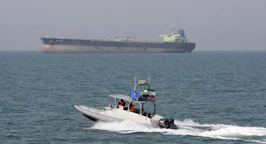Lực lượng Iran tiến sát một tàu chở dầu. Ảnh minh họa: AP
