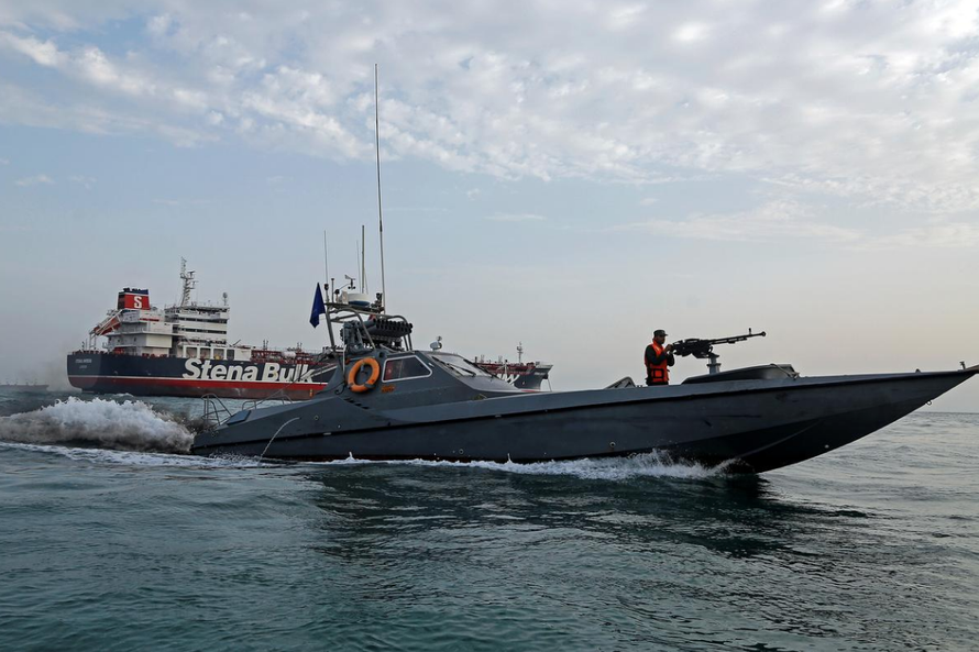 Tàu tuần tra Iran đứng cạnh tàu dầu Stena Impero. Ảnh: Reuters