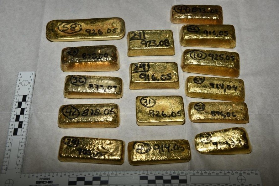 Một phần lô vàng bị tịch thu ở sân bay Heathrow (London). Ảnh: NCA