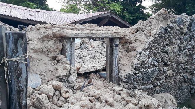 Một ngôi nhà hư hại nặng nề trong trận động đất. Ảnh: Twitter