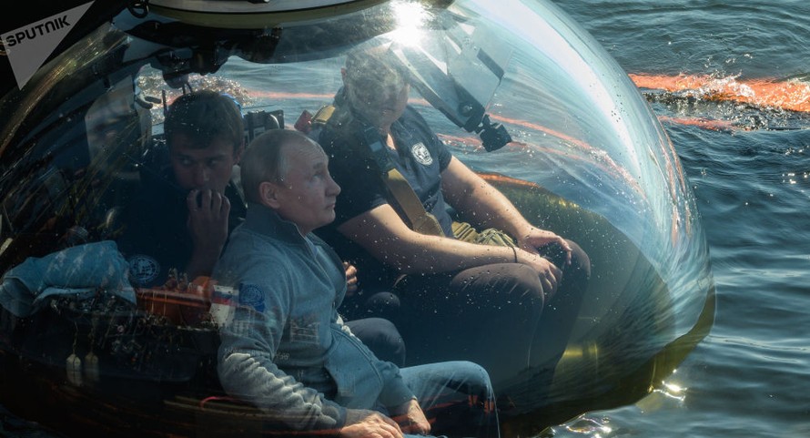 Tổng thống Nga Vladimir Putin xuống đáy biển bằng tàu lặn. Ảnh: Sputnik
