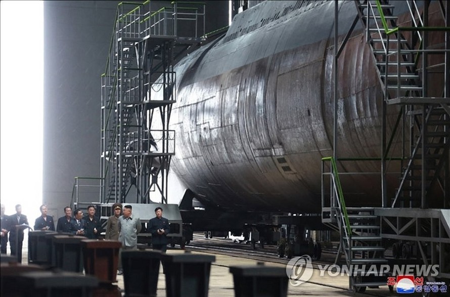 Chủ tịch Triều Tiên Kim Jong-un thị sát tàu ngầm mới. Ảnh: KCNA