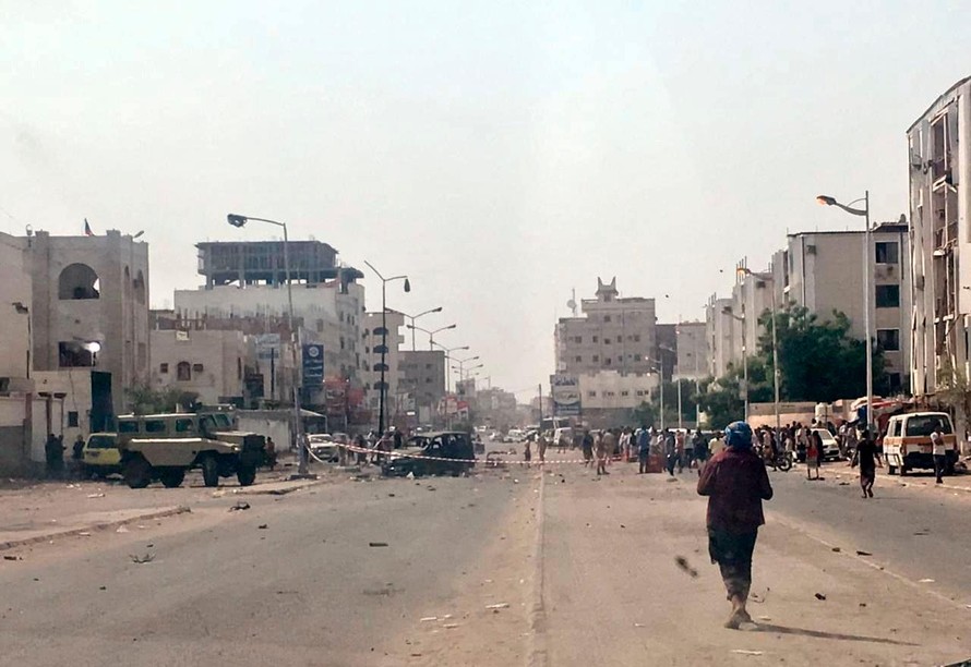 Hiện trường vụ tấn công nhằm vào cuộc diễu binh ở Aden. Ảnh: AP