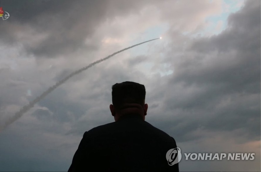 Chủ tịch Kim Jong-un theo dõi vụ phóng thử pháo phản lực phóng loạt hôm 31/7. Ảnh: Yonhap