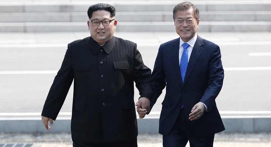 Chủ tịch Triều Tiên Kim Jong-un và Tổng thống Hàn Quốc Moon Jae-in gặp nhau tại DMZ. Ảnh: AP