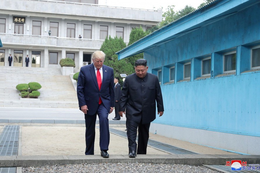 Hai ông Trump - Kim gặp nhau tại DMZ ngày 30/6. Ảnh: KCNA