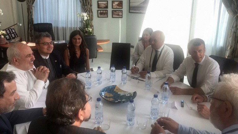 Ngoại trưởng Iran (áo trắng, bên trái ảnh) trong cuộc gặp với Tổng thống Pháp Macron (áo trắng, ngoài cùng bên phải ảnh). Nguồn: Twitter Ngoại trưởng Javad Zarif