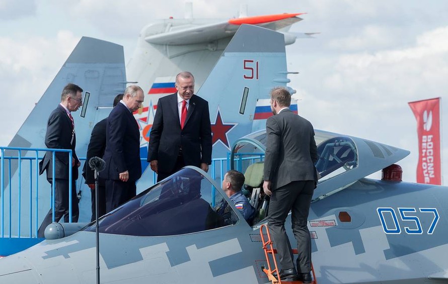 Tổng thống Nga Putin giới thiệu với Tổng thống Thổ Nhĩ Kỳ chiếc Su-57. Ảnh: Tass