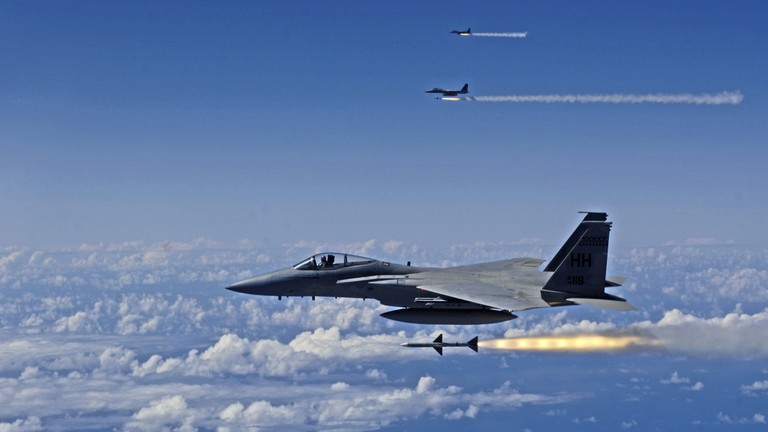 Máy bay F-15 Mỹ phóng tên lửa. Ảnh: Reuters