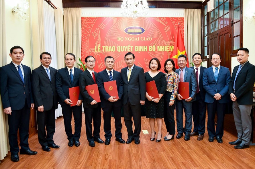 Thứ trưởng Lê Hoài Trung trao quyết định và chúc mừng các cán bộ được bổ nhiệm.