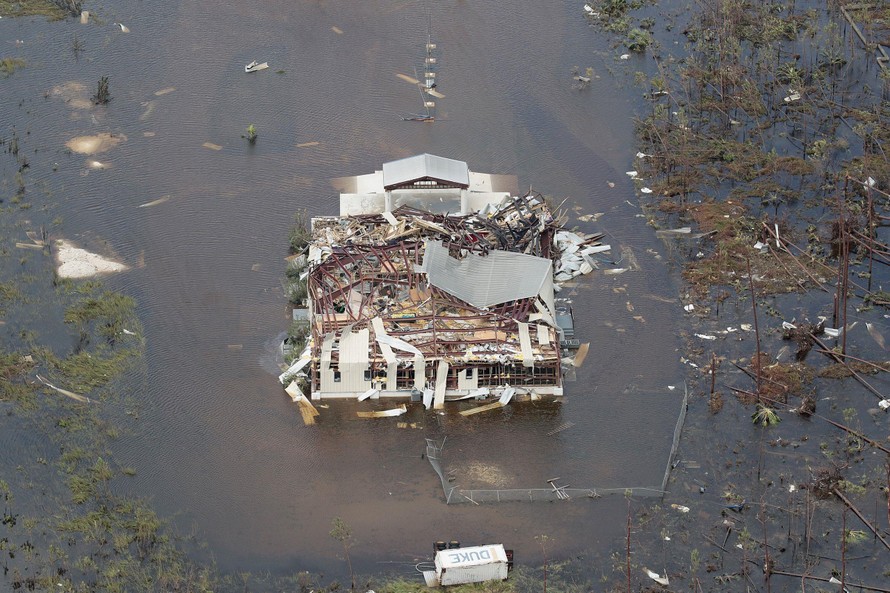 Một căn hộ chìm trong nước lũ hậu bão Dorian ở Bahamas. Ảnh: Getty Image