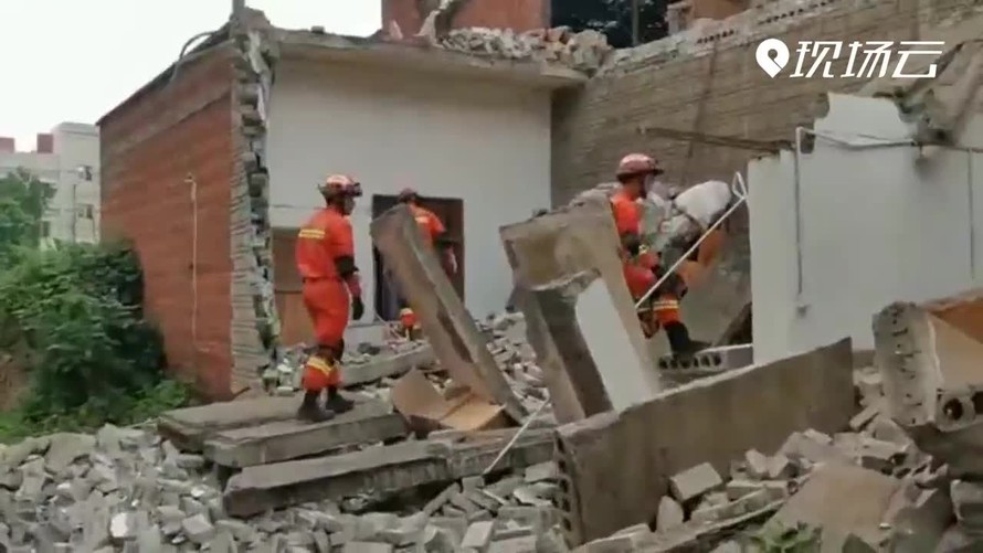 Nhiều căn nhà bị hư hại trong trận động đất. Ảnh chụp màn hình