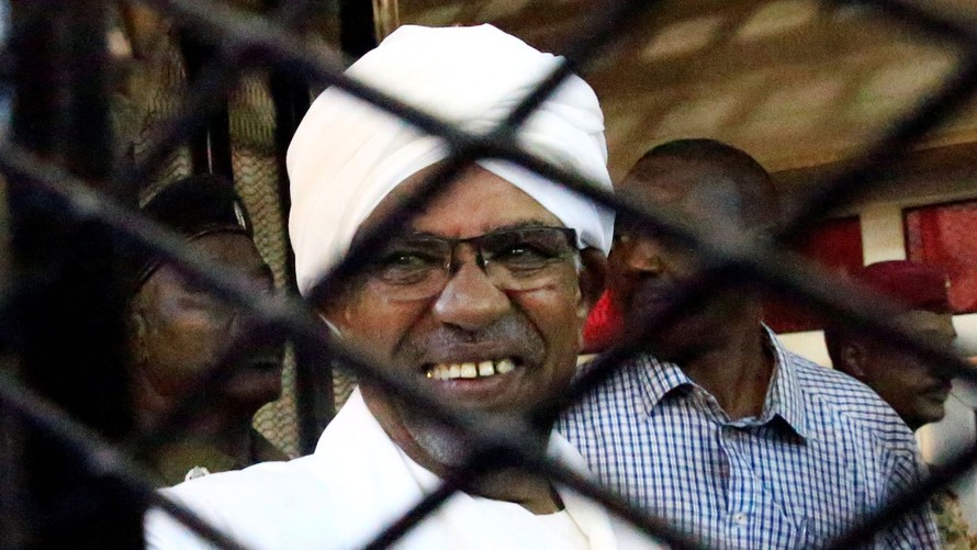 Cựu Tổng thống Sudan – ông Omar al-Bashir xuất hiện tại toà án. Ảnh: Sky News
