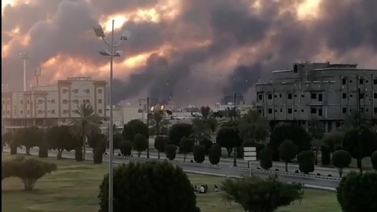 Hiện trường vụ cháy nhà máy dầu ở Abqaiq. Ảnh: Reuters