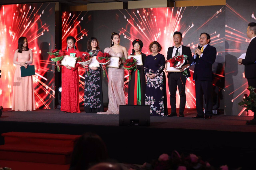 Ban Tổ chức tặng 5 huy chương vàng cho 5 thí sinh: Lại Hồng Đạo (Đức), Nguyễn Thị Thanh Huyền (Ba Lan), Hồ Ngọc Nga (Hungary), Trần Lê Na (Ba Lan), Nguyễn Thị Kim Liên (Thái Lan).