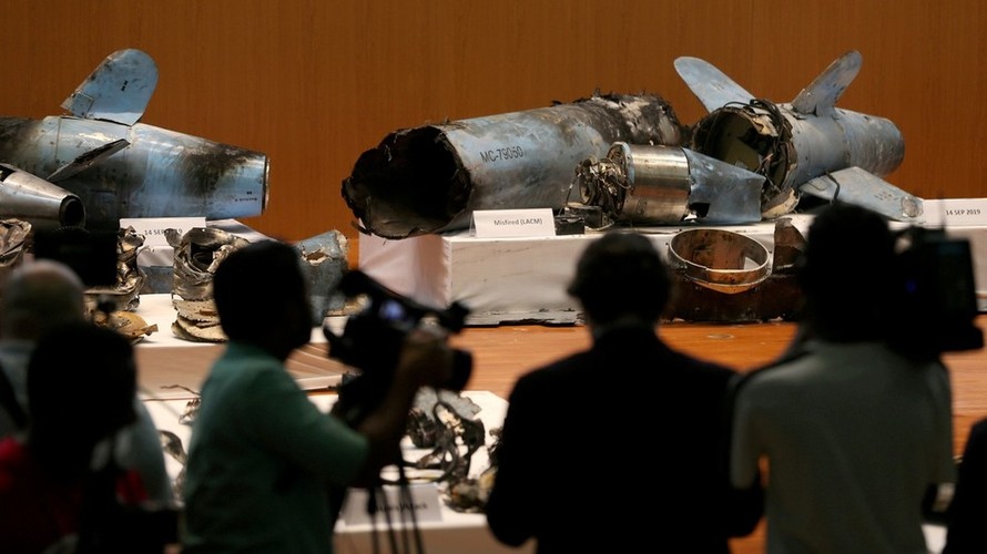 Mảnh vỡ vũ khí được trưng bày tại cuộc họp báo. Ảnh: Reuters