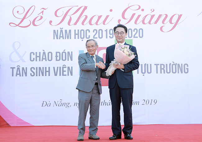 AHLĐ, NGƯT Lê Công Cơ - Chủ tịch Hội đồng Trường, ĐH Duy Tân tặng hoa chúc mừng GS. TS. Lim Sang Taek nhận giải thưởng của Tổng thống Hàn Quốc