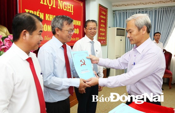 Đồng chí Nguyễn Phú Cường, Bí thư Tỉnh ủy trao các quyết định của Ban Bí thư Trung ương Đảng cho các đồng chí: Cao Tiến Dũng, Huỳnh Thanh Bình và Thái Bảo