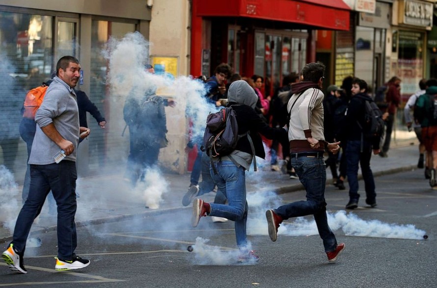 Cảnh sát Pháp đối phó người biểu tình tại Paris ngày 21/9. Ảnh: Reuters