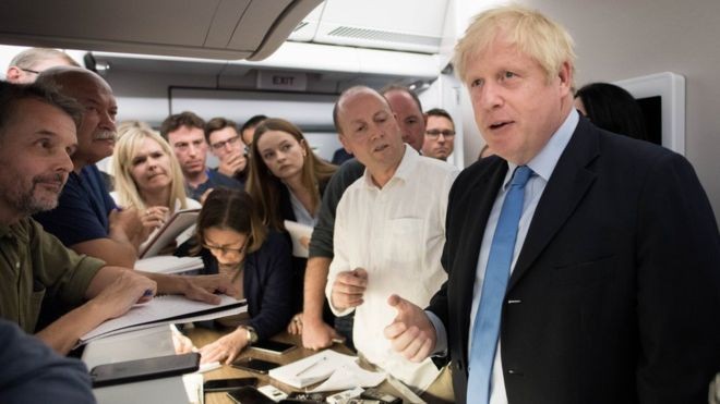 Thủ tướng Boris Johnson trả lời phóng viên trên đường đến Mỹ. Ảnh: PA Media