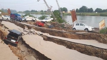 Đường sá hư hỏng nặng nề vì động đất. Ảnh: India Today