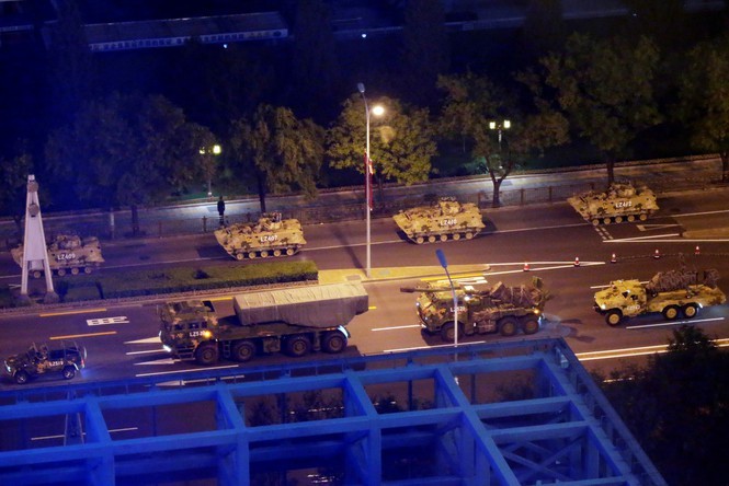 Nhiều vũ khí mới đã xuất hiện trên đường phố Bắc Kinh lúc nửa đêm ngày 14/9 nhằm chuẩn bị cho lễ kỉ niệm 70 năm ngày quốc khánh Trung Quốc. Ảnh: Reuters