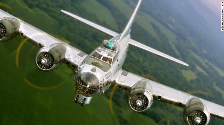 Máy bay ném bom B-17. Ảnh: CNN