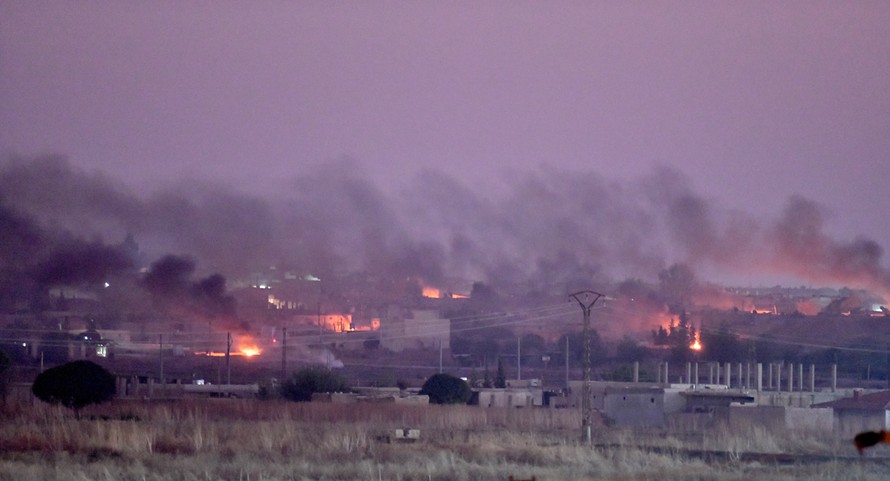 Các thị trấn biên giới Syria chìm trong khói lửa sau khi bị quân đội Thổ Nhĩ Kỳ tấn công. Ảnh: Aljazeera