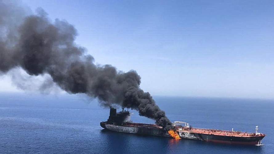 Một tàu dầu bốc cháy trên Vịnh Oman ngày 13/6/2019. Ảnh: AP