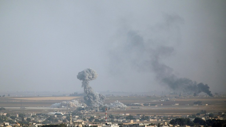 Thị trấn biên giới Syria chìm trong khói lửa vì trúng hỏa lực của Thổ Nhĩ Kỳ. Ảnh: Reuters