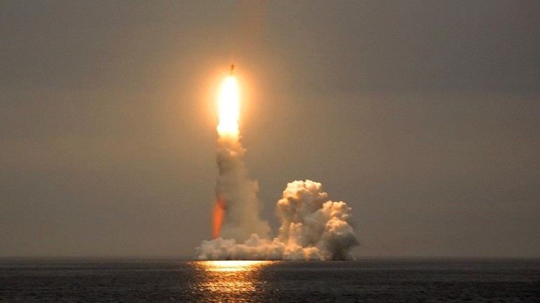 Tên lửa đạn đạo Bulava phóng từ tàu ngầm Nga. Ảnh: Bộ Quốc phòng Nga