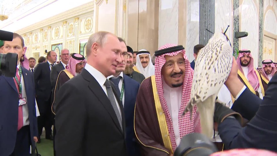 Tổng thống Putin giới thiệu với Nhà vua Salman về chim ưng Kamchatka. Ảnh: Tass