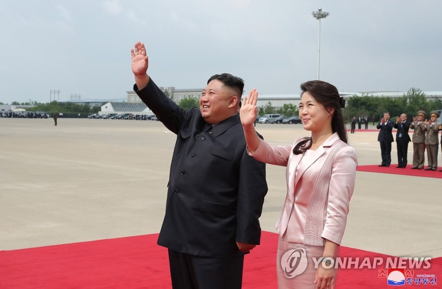 Ông Kim Jong-un và bà Ri Sol-ju vẫy chào Chủ tịch Trung Quốc Tập Cận Bình khi ông Tập rời Triều Tiên về nước vào ngày 21/6. Ảnh: Yonhap