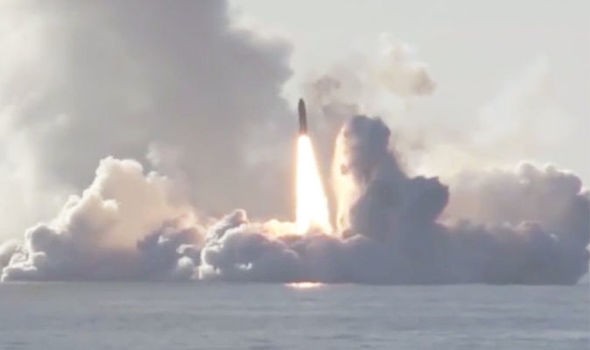 Một tên lửa phóng từ tàu ngầm Nga. Ảnh: Ruptly
