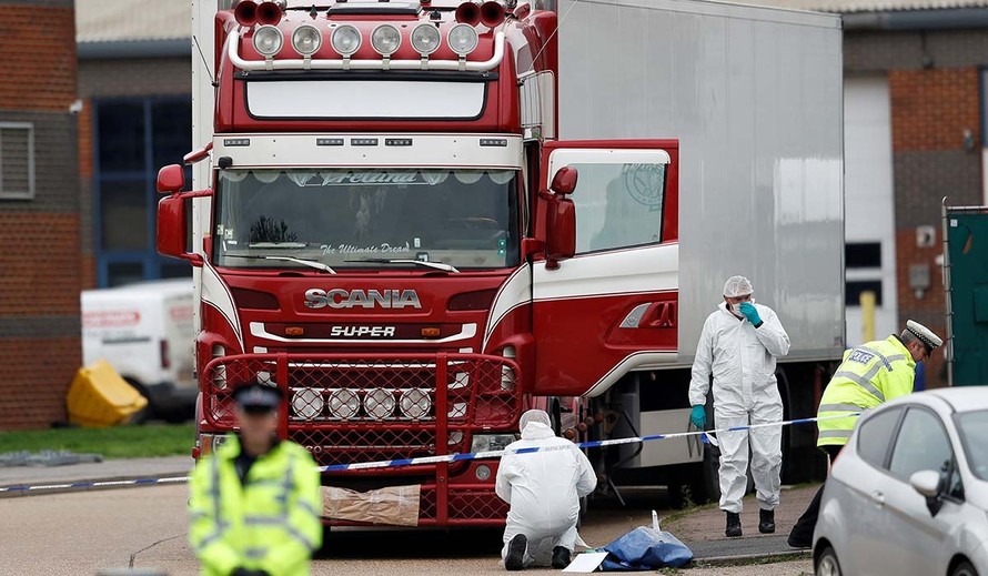 Hiện trường vụ phát hiện thi thể 39 người trên xe container. Ảnh: Sky News