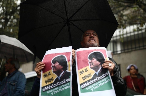 Cuộc biểu tình ủng hộ Tổng thống Bolivia Evo Morales diễn ra bên ngoài Đại sứ quán Bolivia ở thủ đô của Mexico, ngày 11/11. Bảng hiệu có nội dung: "Nói không với đảo chính. Mexico ủng hộ Evo. Đoàn kết với Bolivia và Evo Morales." Ảnh: Reuters