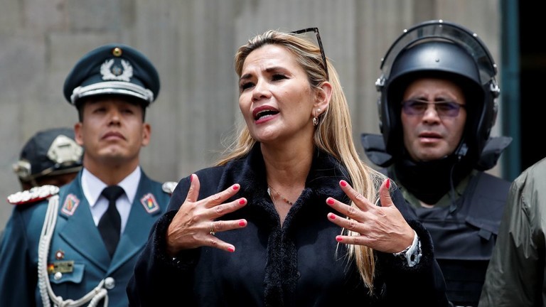 Tổng thống Bolivia lâm thời - bà Jeanine Anez. Ảnh: Reuters