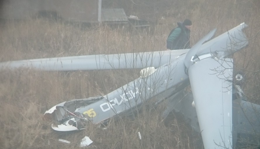 Chiếc UAV Orion nặng 1 tấn gặp sự cố và rơi trúng khu dân cư. Ảnh: RT